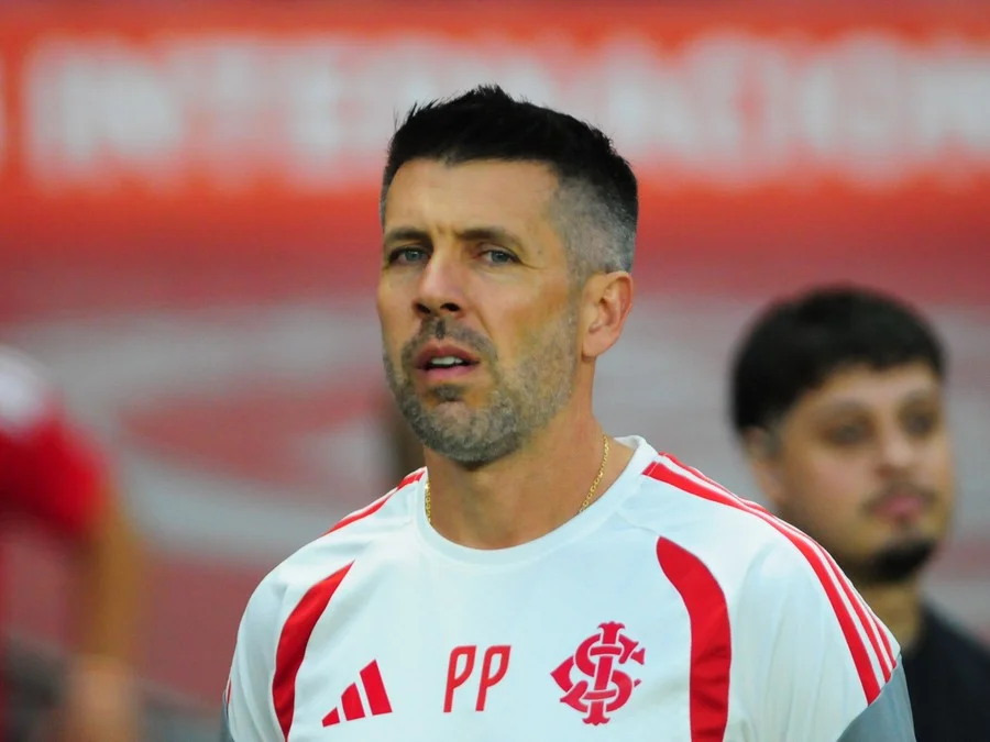NandoJRocha's tweet photo. Em 10 dias, Pezzolano voltou do Uruguai após se despedir da mãe, segurou o milionário Flamengo no Beira-Rio e eliminou o Corinthians. Nada repara uma perda tão sentida, mas o futebol tem disso: em poucos dias, muda a atmosfera e devolve um pouco de alegria em meio à dor. https://t.co/VfFB2Ow1SA