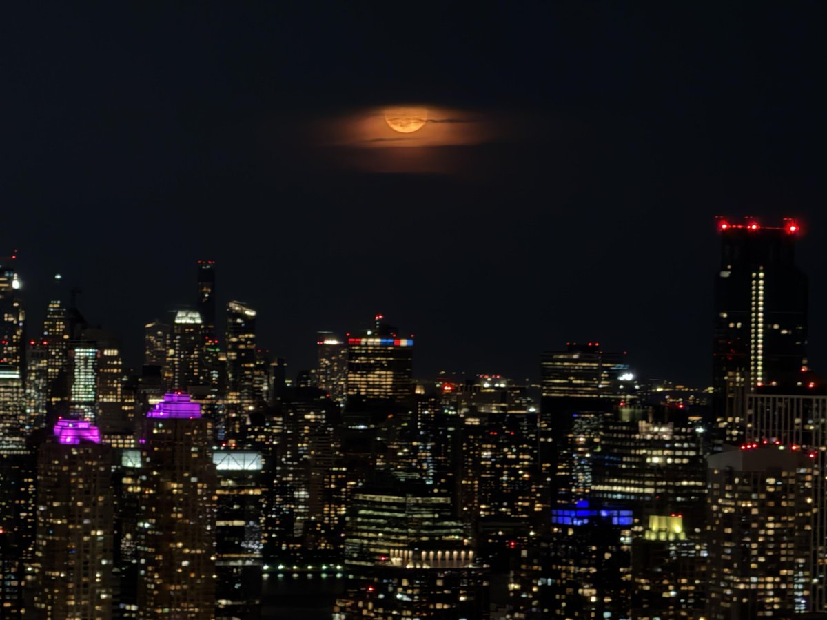 hidden_nota's tweet photo. The city at night always has a gentle way of making people slow down. https://t.co/jP5fOa6zeH