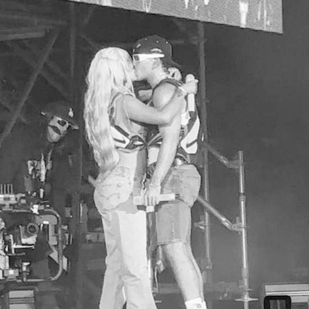 acervokarolg's tweet photo. Karol G en “Alguien que te amaba”, canción de su nuevo álbum: 

“Rompiste todas las promesas de este amor y ahora el VERANO ROSA es un invierno” https://t.co/ZcCqx3MrIg