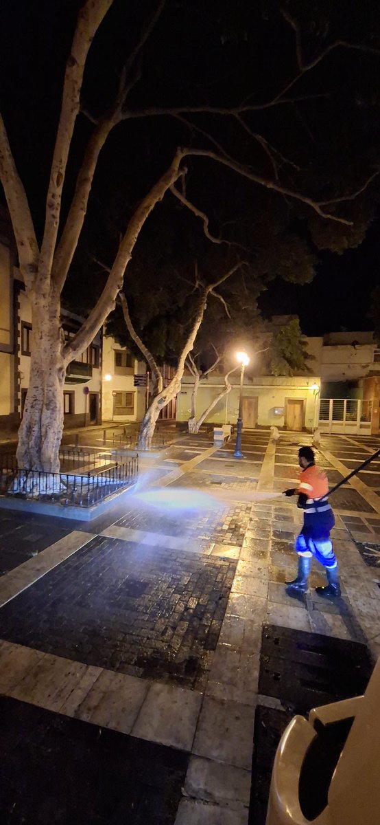 LimpiezaLPGC's tweet photo. Baldeo en Vegeta de Paseo de San José a Reyes Católicos y de Eufemiano Jurado a Doctor Chil. https://t.co/8SexIxxtX2