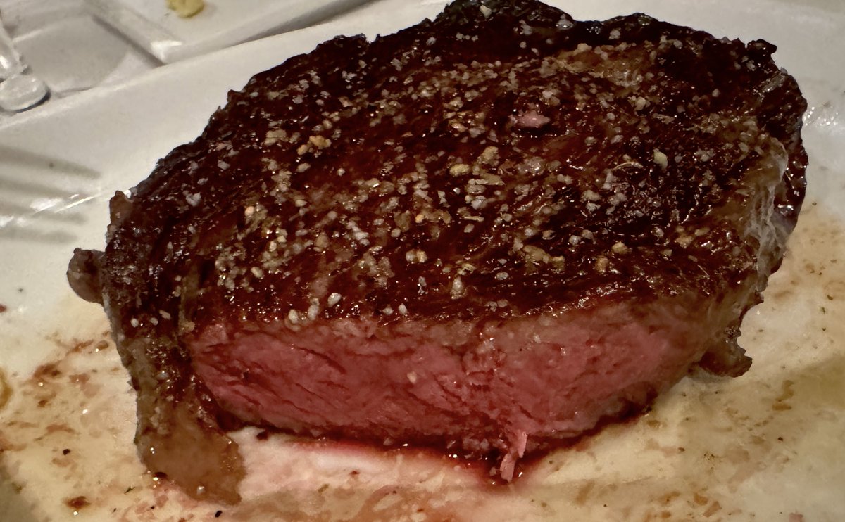 VoiceOfTheStar's tweet photo. if your steak doesn’t look like this in the middle, grow up. 🤷🏾‍♂️ https://t.co/T7AxlJwAbn