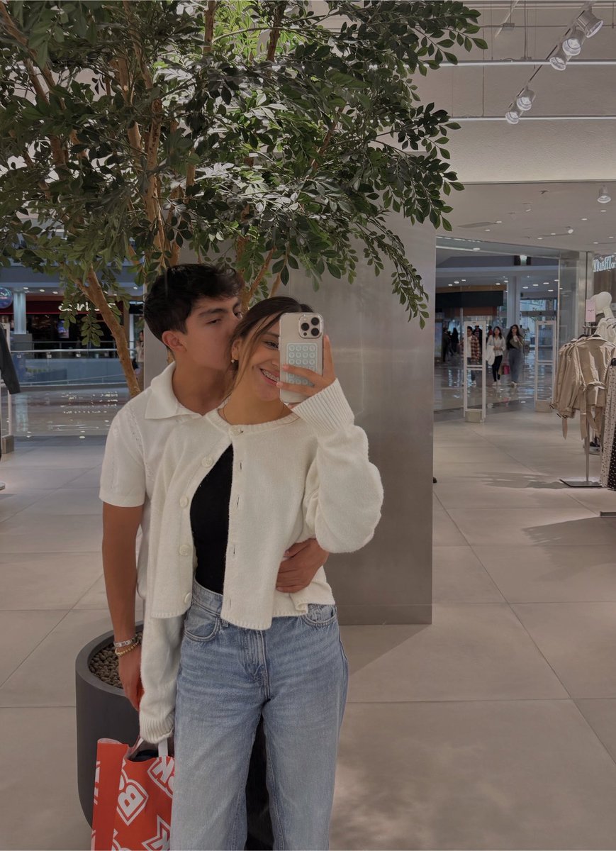 notdey9's tweet photo. Feliz con mi novio ❤️❤️ https://t.co/s1uMiDHi8Y