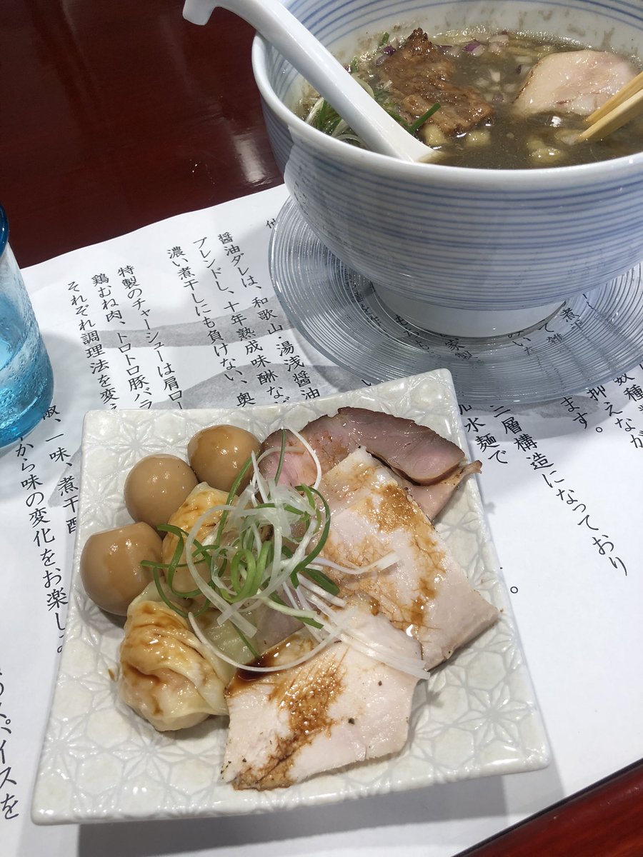 miyaaaaach's tweet photo. 自家製麺煮干し中華そばにぼ福　八王子
8/6木12:40空席あり12:53着丼
特製濃厚1500
初！待望の三層麺！トロフワシンで新食感！枕にしたい夢見心地！ニボはサラリとしてギンギン感なく飲める！トロトロ豚バラめちゃうま！うずらでビール飲みたい！水が異常に丸みがあり美味しい！店主がステキ！ https://t.co/0SkjpVblt2
