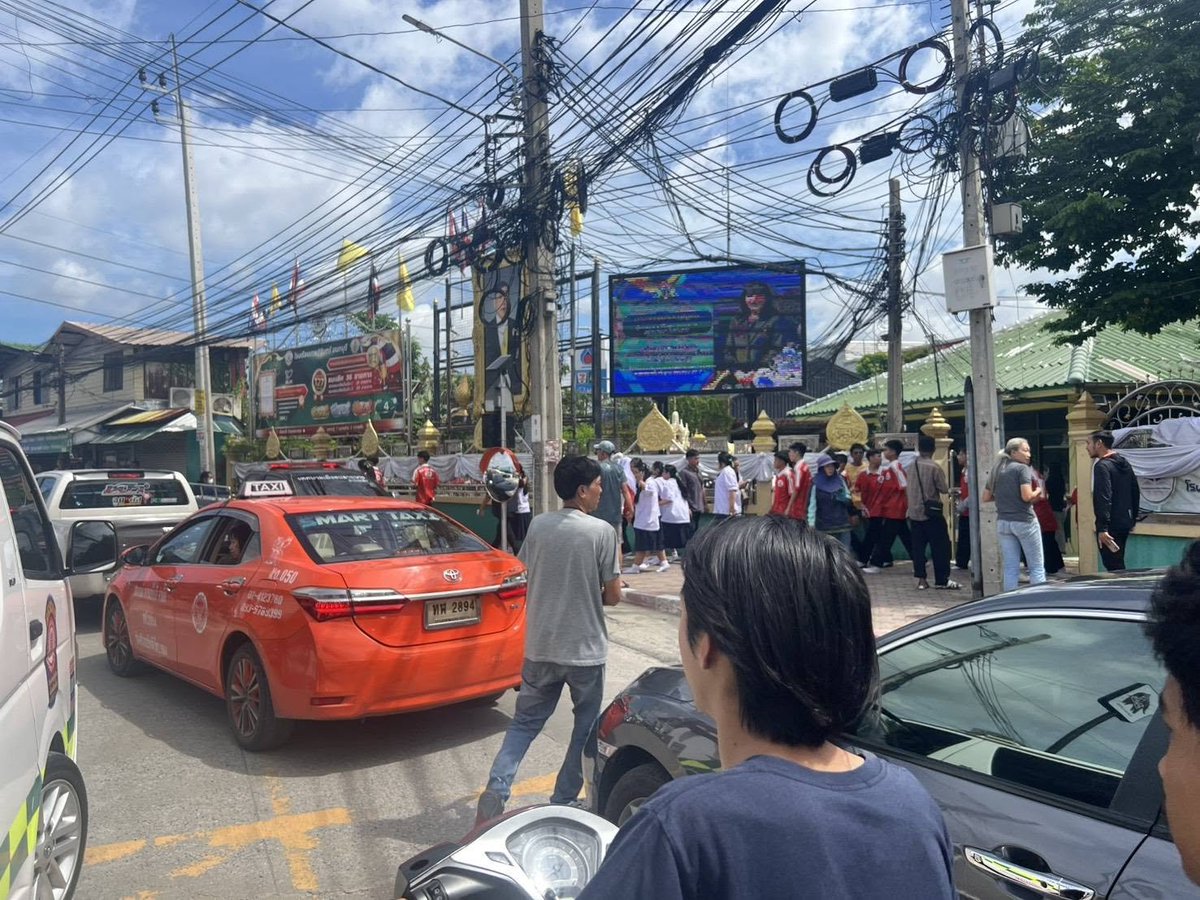 ViralVolT1's tweet photo. Student opens fire at Nonthaburi school, several injured  
A student allegedly opened fire at Debsirin Nonthaburi School in Bang Kruai district on Friday morning, leaving an initial four to five people injured

#Thailand #SchoolShooting #BangKruai #opensfire #Shooting #openedfire https://t.co/kXVCaMQ4Br