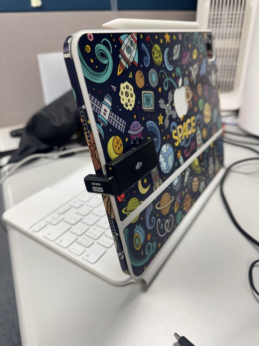 getkaozhu's tweet photo. 大疆4G模块插在 iPad 上秒变蜂窝版
 
iPad 可以随时随地上网叻 https://t.co/r7IFSeU54b