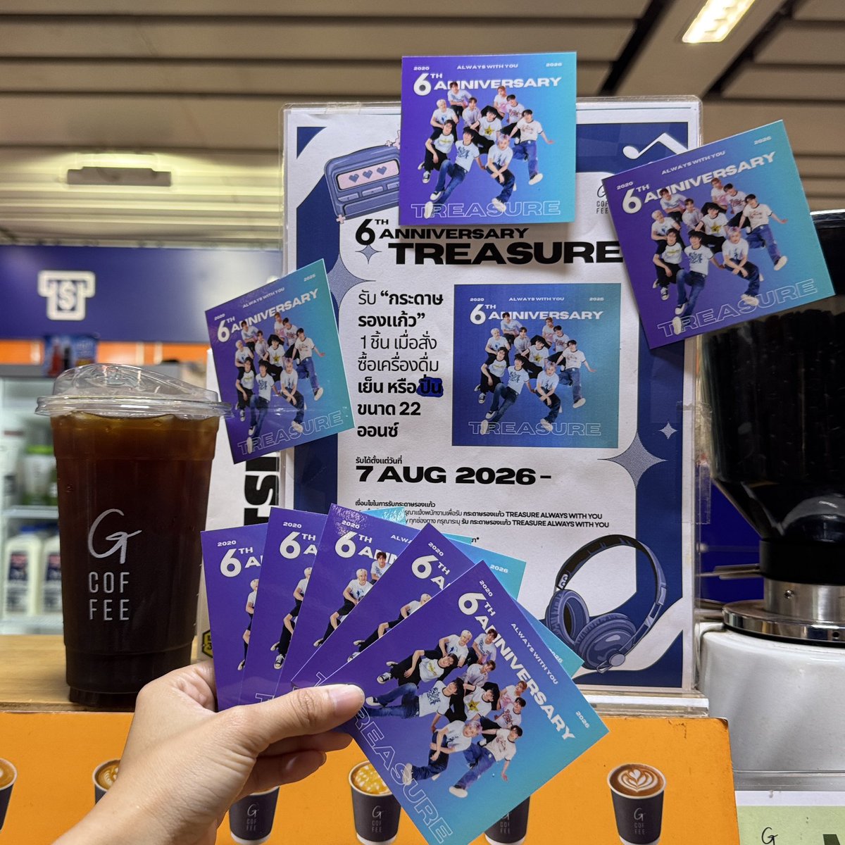 gcoffeebkk's tweet photo. ✨6th Anniversary with Treasure ✨
#ALWAYSWITHYOU
รับกระดาษรองแก้วที่ G Coffee ทุกสาขาและทาง Delivery
💎 เมื่อสั่งซื้อเครื่องดื่มประเภท เย็น หรือ ปั่น ขนาด 22 ออนซ์ เท่านั้น
🗓 รับได้ในวันที่ 7 สค
(ของแจกมีจำนวนจำกัดนะคะ 🙏)
วิธีรับสิทธิ์
✨ หน้าร้าน: แจ้งพนักงานขอรับ Cup Sleeve
🪄 Delivery หรือสั่งผ่านแอป 📲 ระบุในช่องหมายเหตุ: "รับ Giveaway Treasure"🙏🏻
📍G COFFEE ทุกสาขา
MRT พหลโยธิน (บูธEvent)
MRT ลาดพร้าว (บูธEvent)
MRT ห้วยขวาง (บูธEvent)
MRT ศูนย์วัฒนธรรมแห่งประเทศไทย
MRT พระราม 9
MRT เพชรบุรี (บูธEvent)
MRT สุขุมวิท
MRT ศูนย์การประชุมแห่งชาติสิริกิติ์ (บูธEvent)
#gcoffee #mrt #bmn
#6yearswithTREASUREweLOVE6 #TREASURE #트레저 #เทรเชอร์