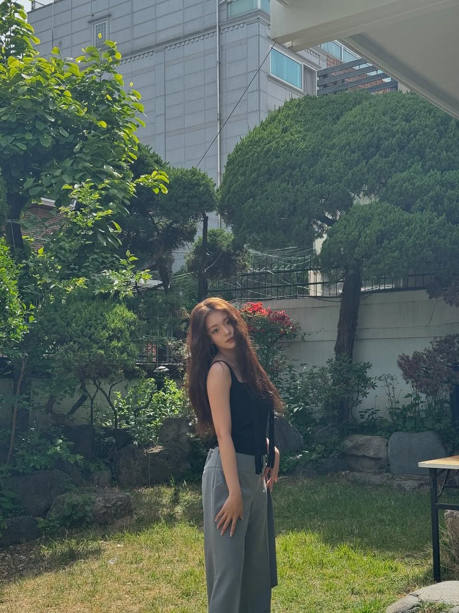 nagyugnn's tweet photo. 🌳, feelings i missed: sunlight peeking between trees, a chilly daylight breeze, and some nicely blooming little flowers around me. ₍ᐢᐢ⑅₎ 🌺 therefore to say nature is my personal sanctuary is something you shouldn't disagree. https://t.co/iASGhqFiVm