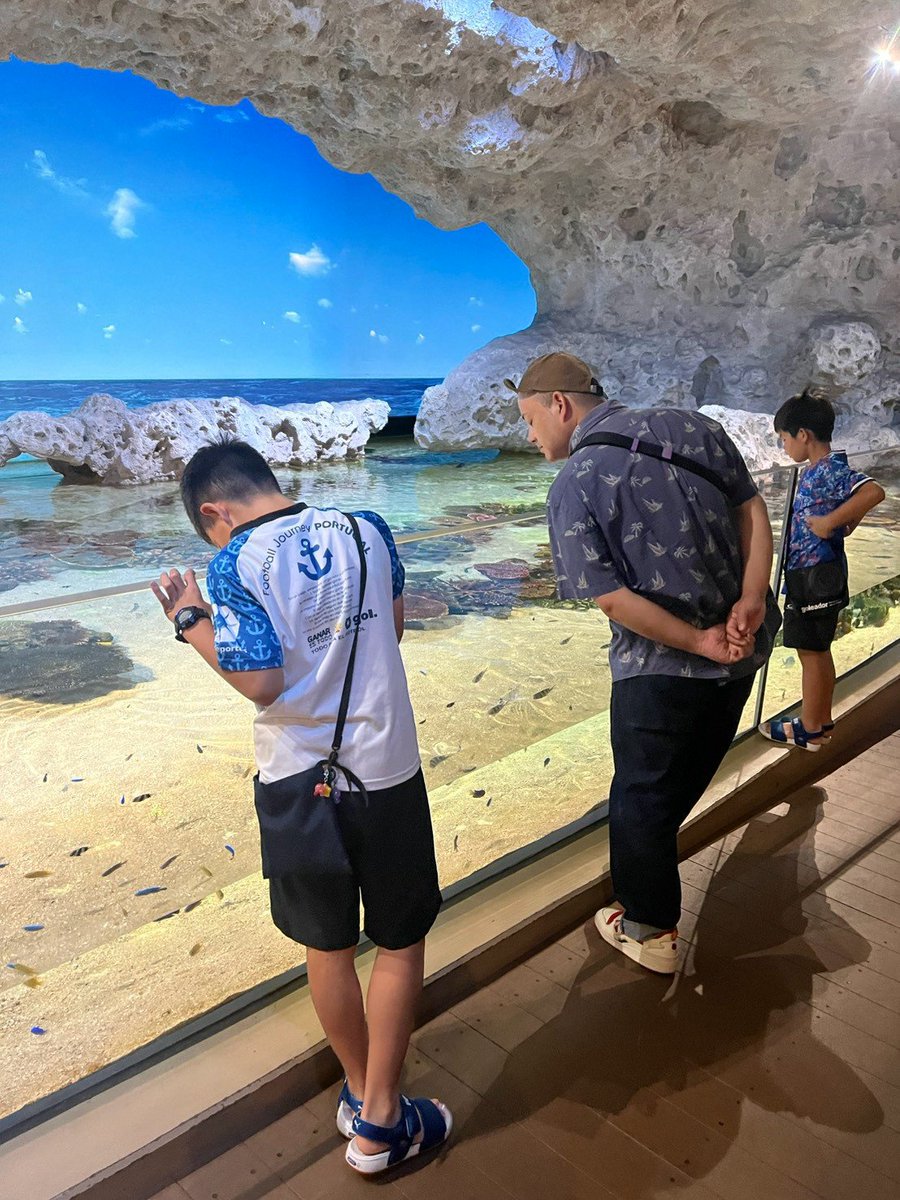 hinarock1982's tweet photo. 昨日の一緒に遊べる最後の休みだったので、かりゆし水族館へ。エンダー食べたり1日中付き合いまして…

で、今日から台風で県内はほぼ休業。
甥っ子達も出かけられず…
働いている店も臨時休業になったのでもう1日一緒遊べる（笑）宿題終わったらマリオパーティ？らしい🤔 https://t.co/d8ymXisDeH