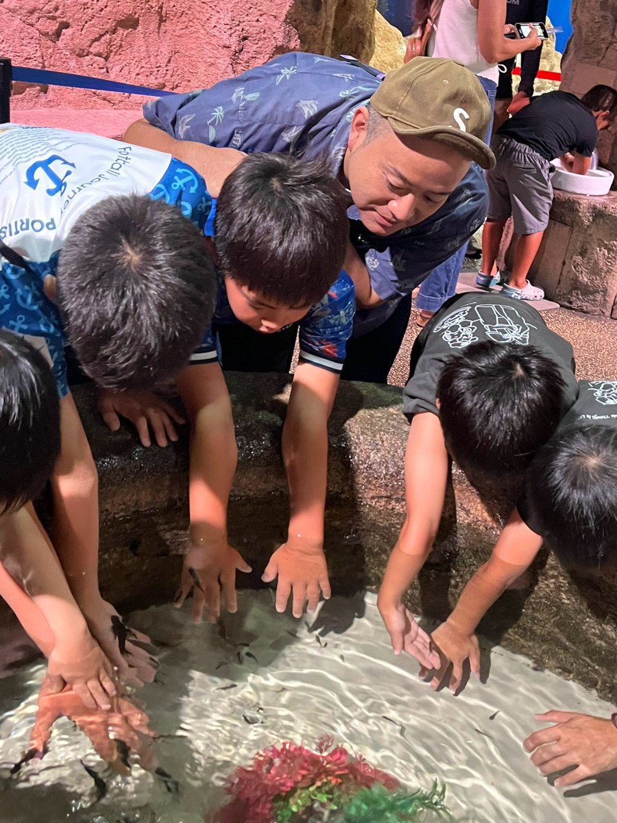 hinarock1982's tweet photo. 昨日の一緒に遊べる最後の休みだったので、かりゆし水族館へ。エンダー食べたり1日中付き合いまして…

で、今日から台風で県内はほぼ休業。
甥っ子達も出かけられず…
働いている店も臨時休業になったのでもう1日一緒遊べる（笑）宿題終わったらマリオパーティ？らしい🤔 https://t.co/d8ymXisDeH