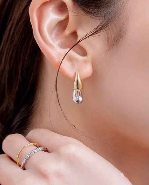 cream_dot's tweet photo. MIXカラーのティアドロップが艶めくバックキャッチピアス。

耳たぶを挟む奥行きのあるデザインが、こなれた雰囲気をプラスします。

お手持ちのキャッチに付け替えてシンプルなドロップピアスとしても使える優秀アイテム◎ https://t.co/H9JQOetNX2
