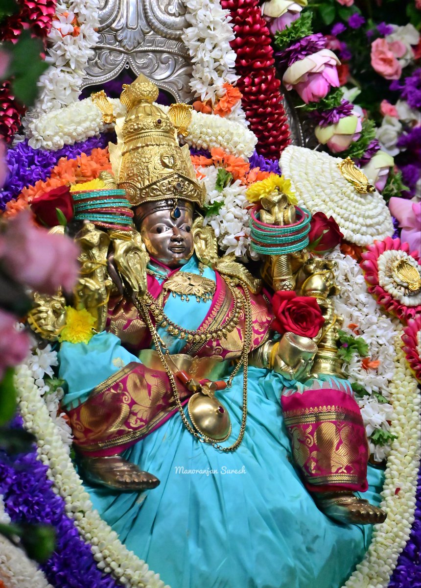 Manoranjnsuresh's tweet photo. ನಾಲ್ಕನೇ ಆಷಾಢ ಶುಕ್ರವಾರ ಚಾಮುಂಡೇಶ್ವರಿ ಅಮ್ಮನವರಿಗೆ ಲಕ್ಷ್ಮೀ ಅಲಂಕಾರ 🙏

#chamundeshwari #Mysuru #chamundibetta https://t.co/U8MmsdBzie