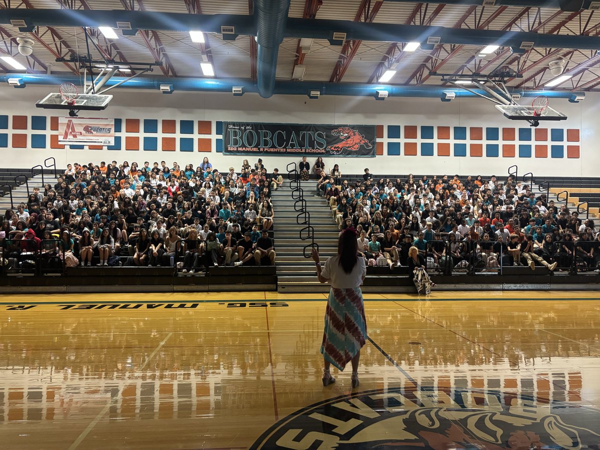 sduffy_sisd's tweet photo. 🎤 Setting the tone for a great year! Huge shoutout to our teachers for modeling dress code expectations during our ‘Unfashion Show: What Not to Wear’. They had students laughing AND learning at this week’s class meetings @Puentes_MS. @ENFlores_MPMS https://t.co/uP1yok40dL