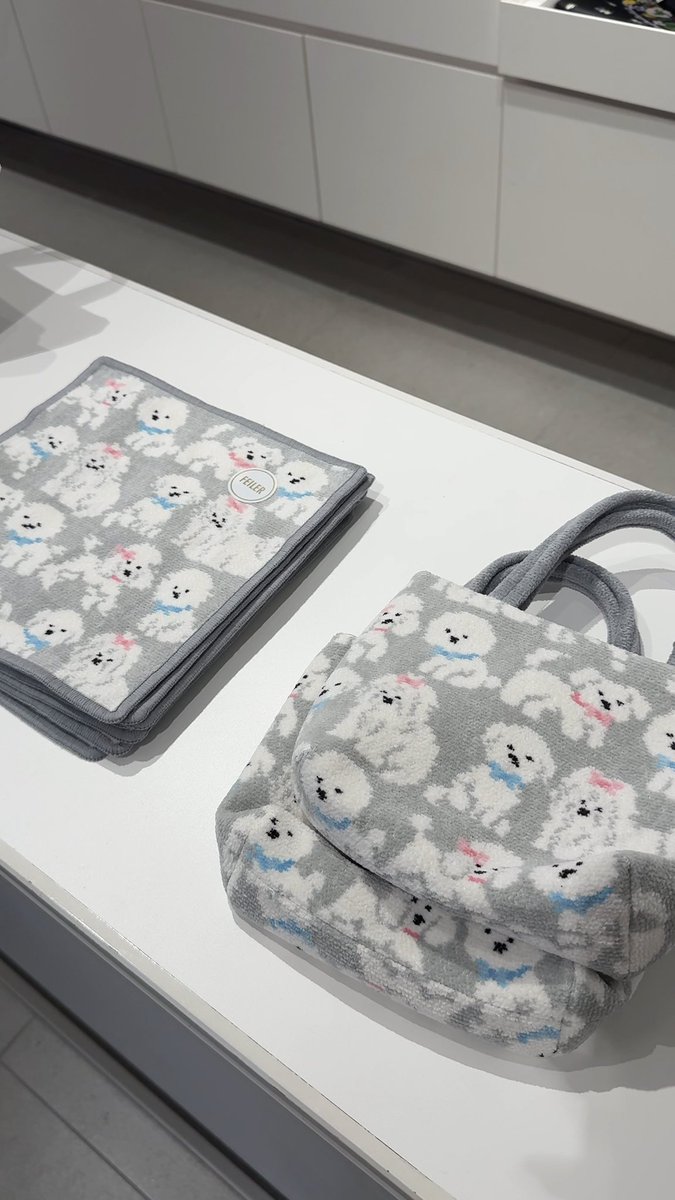 l589793__'s tweet photo. モフモフワンチャン再々販でついに購入🐩🩶
L字ポーチが手持ちのカードケースにシンデレラフィット！
余白多めのハンカチポーチは卒業です🎓✨ https://t.co/zWUFxizSQK