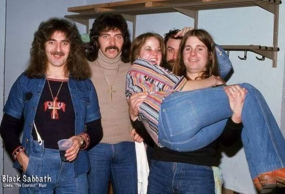 CFloydstock's tweet photo. Os caras do Black Sabbath com Linda Blair, protagonista do clássico filme "O Exorcista"...
Boa Noite.
#blacksabbath #lindablair #theexorcist #oexorcista #cinema #filme #hollywood #bluesrock #rock #hardrock #music #rockandroll #classicrock #confrariafloydstock #musica #heavymetal