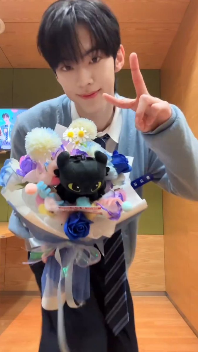wewe_DH's tweet photo. 도훈이 음중 엠씨 첫방 때 사진 보는데 눈물날것같음........... https://t.co/Bhh3hh5Sj9