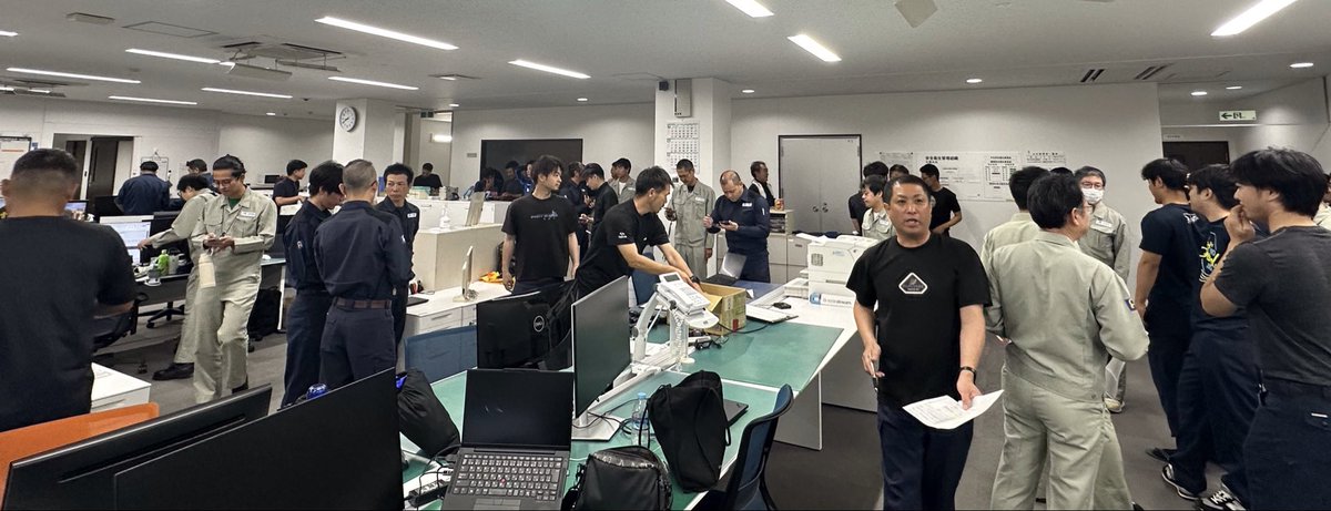 OKIDEN_Official's tweet photo. #台風13号 の影響で、8/7(金) 10時現在、約2,030戸の停電が発生しており、ご不便をおかけしております。
現在、大東島地方および沖縄本島地方に暴風警報が発令されており、遠隔操作による復旧作業を行うとともに、風雨の状況を鑑みながら被害状況の把握に努めております。 
ご理解とご協力をお願い申し上げます。

停電情報の詳細は以下のリンクよりご確認ください。

【最新の停電情報】
https://t.co/Q2LWcazPog

【停電・当社設備に関するお問い合わせ】
https://t.co/7AL0qsIHcM