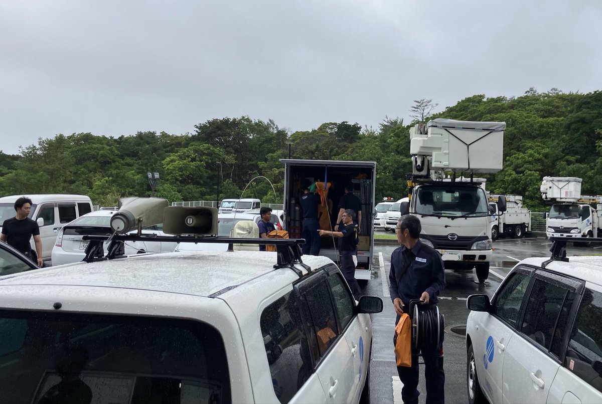 OKIDEN_Official's tweet photo. #台風13号 の影響で、8/7(金) 10時現在、約2,030戸の停電が発生しており、ご不便をおかけしております。
現在、大東島地方および沖縄本島地方に暴風警報が発令されており、遠隔操作による復旧作業を行うとともに、風雨の状況を鑑みながら被害状況の把握に努めております。 
ご理解とご協力をお願い申し上げます。

停電情報の詳細は以下のリンクよりご確認ください。

【最新の停電情報】
https://t.co/Q2LWcazPog

【停電・当社設備に関するお問い合わせ】
https://t.co/7AL0qsIHcM
