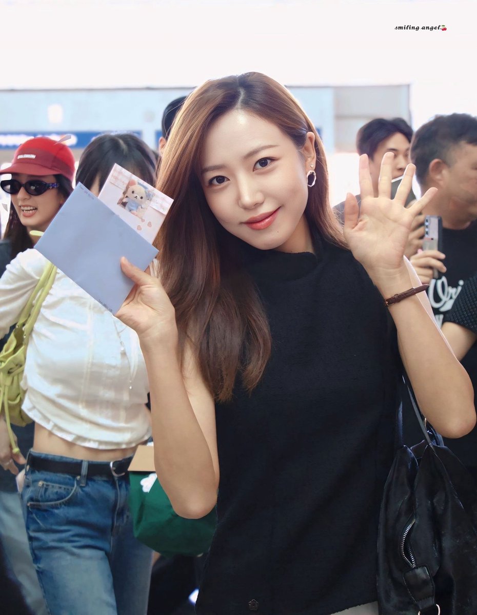 SmileAngel0419's tweet photo. 260807 ICN✈️

“햇살보다 먼저 닿은 미소.” ☀️
 
(@APINKKNJ )

#에이핑크 #Apink #김남주 
#남주 #Namjoo #金南珠 https://t.co/blIW0YhNNQ