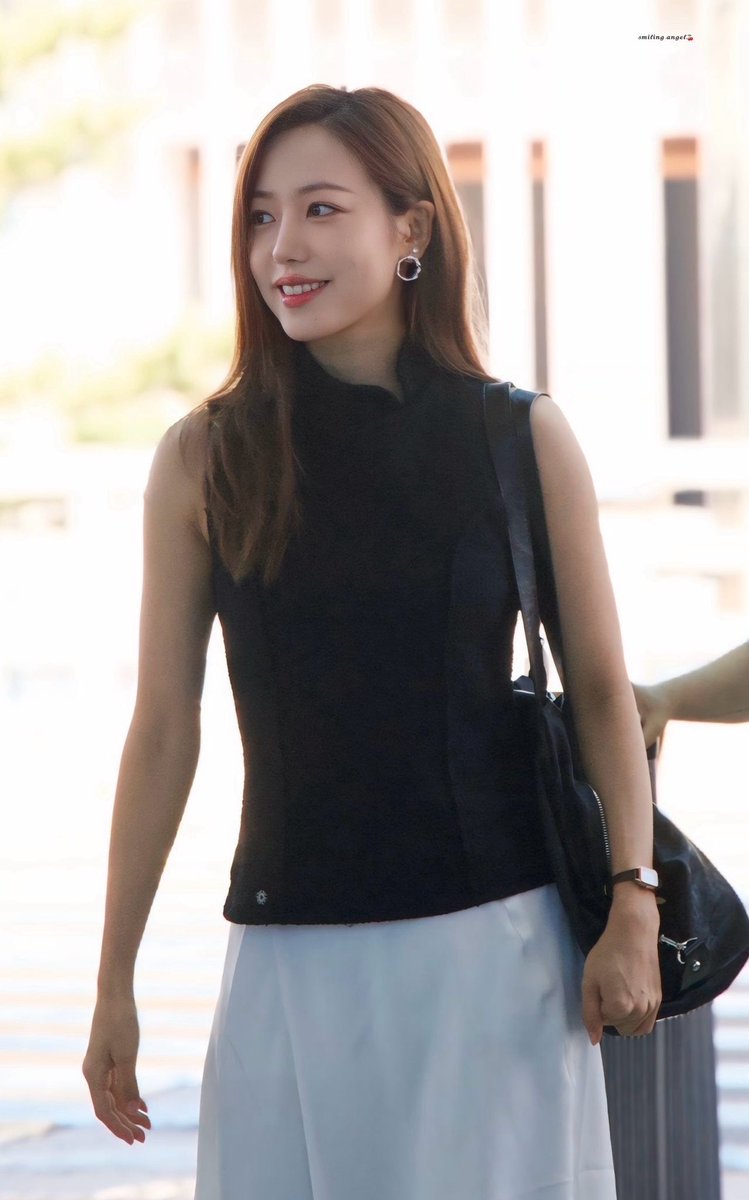SmileAngel0419's tweet photo. 260807 ICN✈️

“햇살보다 먼저 닿은 미소.” ☀️
 
(@APINKKNJ )

#에이핑크 #Apink #김남주 
#남주 #Namjoo #金南珠 https://t.co/blIW0YhNNQ