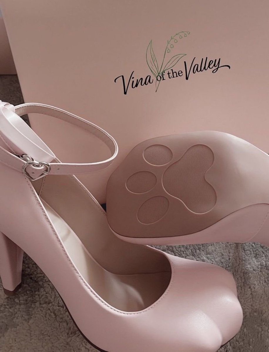 UNothibg's tweet photo. These heels (I’m not a furry I think they look adorable) https://t.co/1OfDyn0Q3a