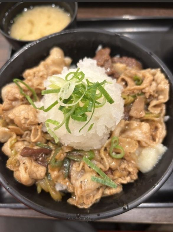SEIDASHver5's tweet photo. 夏でもがっつり食べたい、でもさっぱりしたい。その両方を叶える丼🍚🔥 すた丼屋の期間限定「ハラミ&amp;豚カルビのおろしポン酢丼」!がっつり肉なのにポン酢と大根おろしでさっぱり😳夏にぴったりで今日の夜飯確定！期間限定なのでお早めに! 📍柏駅 徒歩6分 #柏グルメ #すた丼 https://t.co/aKe3uLWoni