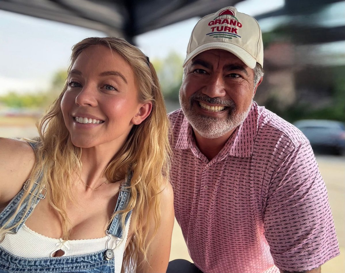wonderingAnt's tweet photo. Sydney Sweeney in Spokane helping Wildfire Victims. https://t.co/g1G0cWCdvg