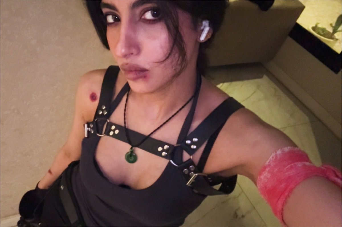 cursedorchids's tweet photo. Lara croft https://t.co/WcuWVzA1l6