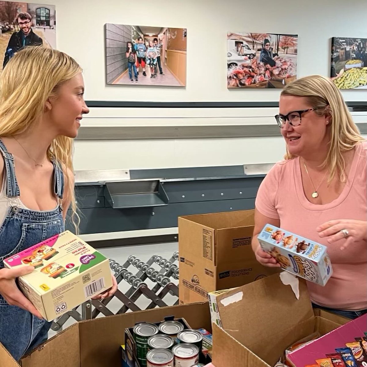 wonderingAnt's tweet photo. Sydney Sweeney in Spokane helping Wildfire Victims. https://t.co/g1G0cWCdvg