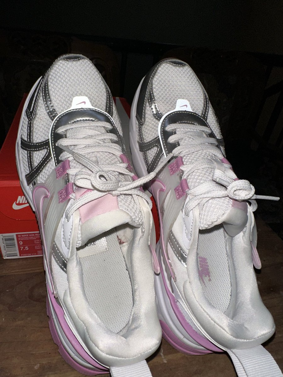 meneketeye's tweet photo. Wts nike v2k run 
Masih bagus, mulus, gaada noda, baru 2x pake. alasan jual karena pake kaos kaki sedikit sempit dikaki ku :((
Jual under 1juta🤗 
Yang mau dm
📍tangerang
#preloved #nikev2krun #runningshoes #sportshoes #nike #wts https://t.co/s3zzRyaw5k