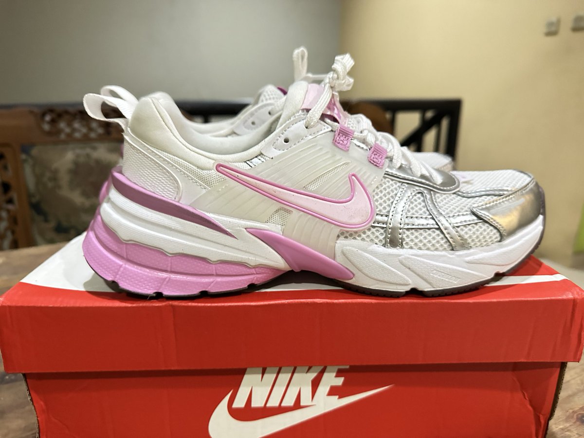 meneketeye's tweet photo. Wts nike v2k run 
Masih bagus, mulus, gaada noda, baru 2x pake. alasan jual karena pake kaos kaki sedikit sempit dikaki ku :((
Jual under 1juta🤗 
Yang mau dm
📍tangerang
#preloved #nikev2krun #runningshoes #sportshoes #nike #wts https://t.co/s3zzRyaw5k