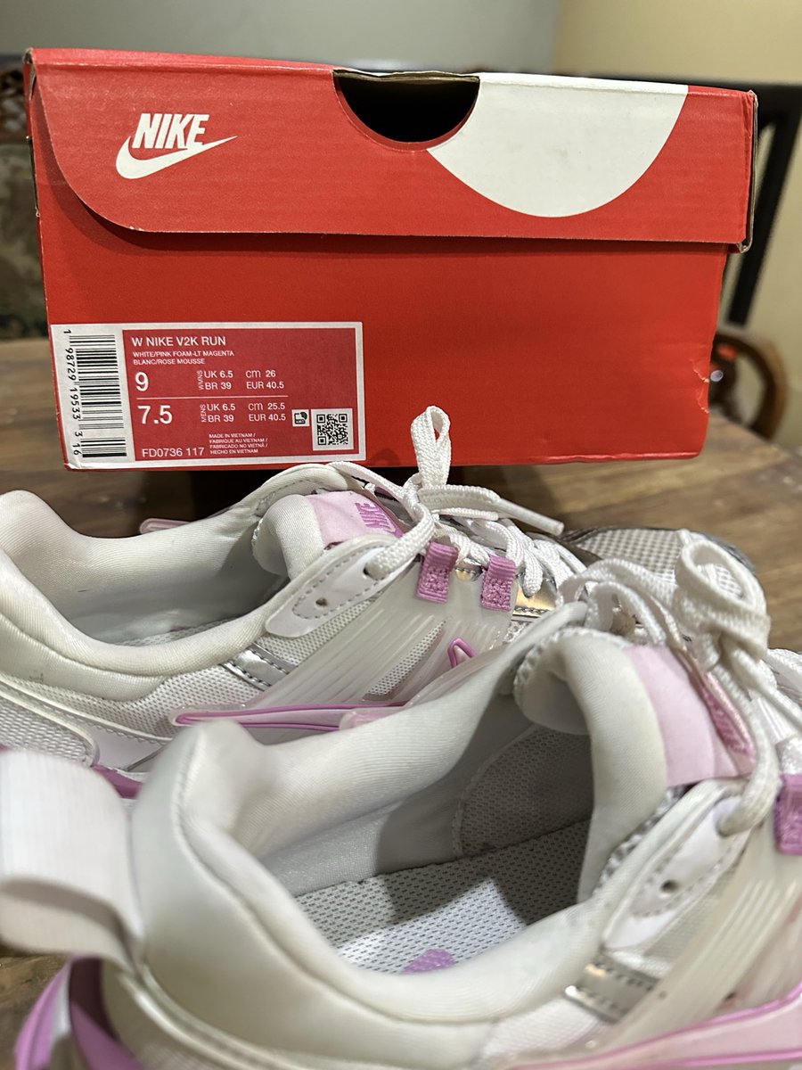 meneketeye's tweet photo. Wts nike v2k run 
Masih bagus, mulus, gaada noda, baru 2x pake. alasan jual karena pake kaos kaki sedikit sempit dikaki ku :((
Jual under 1juta🤗 
Yang mau dm
📍tangerang
#preloved #nikev2krun #runningshoes #sportshoes #nike #wts https://t.co/s3zzRyaw5k