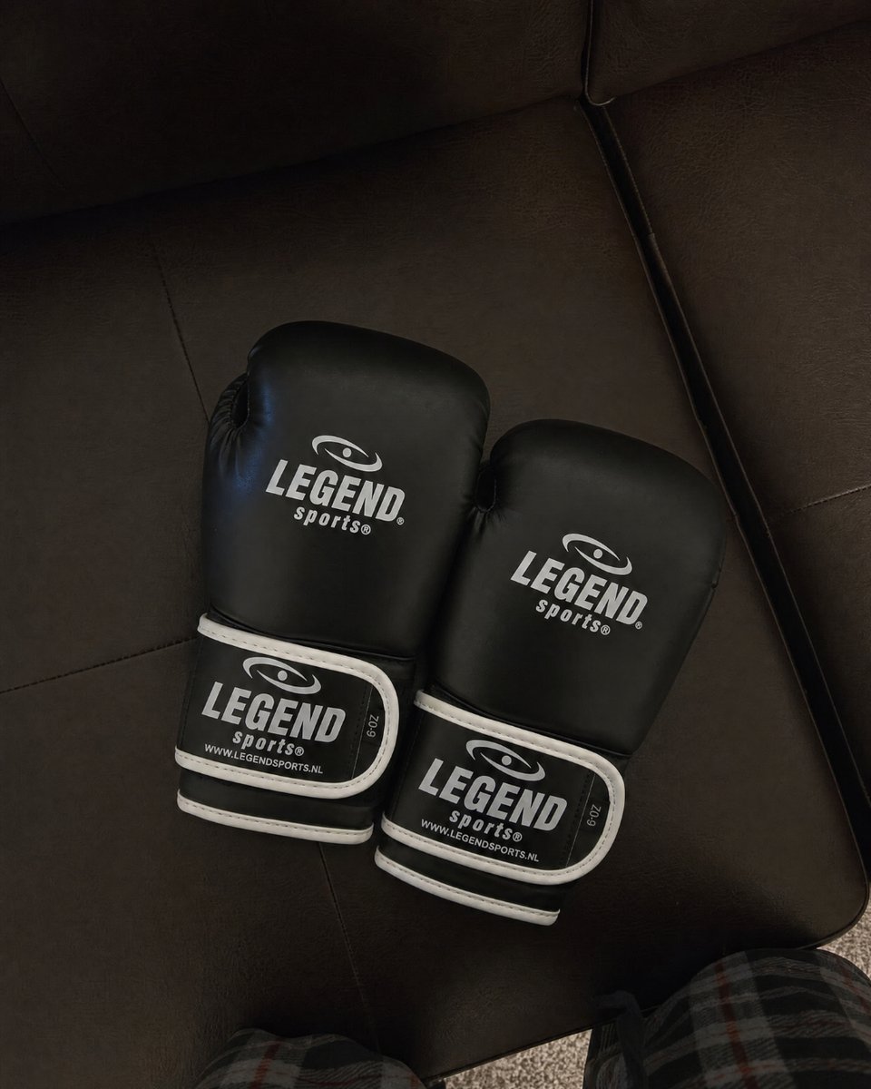 LegendSports1's tweet photo. Quiet moments before the heavy work begins. 🥊🖤
#LegendSports #BoxingGloves #CombatSports #BoxingTraining #FightGear #GymLife #TheGrind #BoxingEquipment https://t.co/MIKlWePkZR