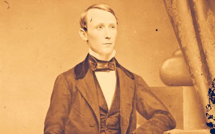 histohonduras's tweet photo. Un día como hoy, 6 de agosto, en la #HistoriadeHonduras
🇭🇳 1860. El filibustero y mercenario estadounidense William Walker atacó el puerto de Trujillo al mando de 95 soldados, partiendo desde la isla de Roatán.

Este fue su último intento de conquista, pues fue capturado y el presidente de Honduras, José Santos Guardiola, ordenó su fusilamiento.

¿Quieres conocer su tumba? Comparto enlace en los comentarios ¡Suscribanse!
👇 https://t.co/TZjxXnRQye