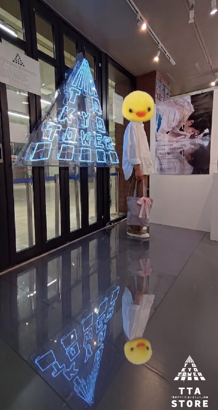 tta_keikaku's tweet photo. 【TTA STORE × アイススケートリンク】
暑中お見舞い申し上げます
行列と熱気が続く今日この頃ですが——
『Couture on Ice』出版記念展キービジュアルへのオマージュとしてSTORE 内に“リンク”があるのをご存じでしたか？
店内の熱気が収まった頃に、そっと撮影した一枚。  
空いている時に、そっと踏み入れてみてください。〜東京タワーで、あいましょう。