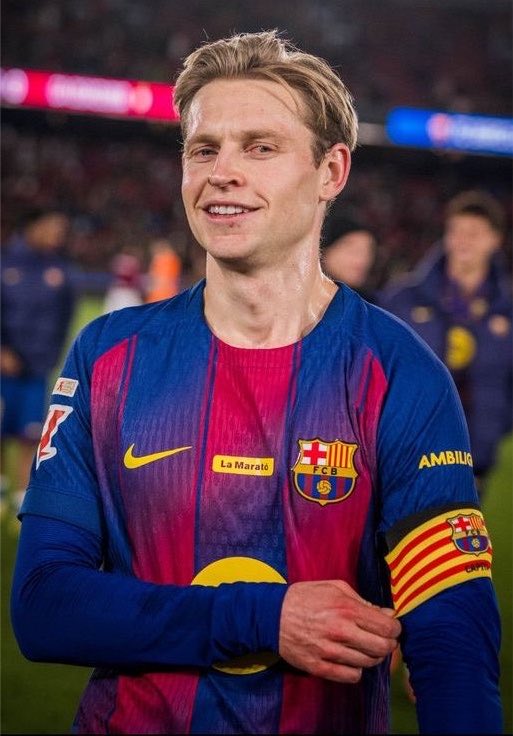 FullTime90X's tweet photo. 🚨 𝗕𝗥𝗘𝗔𝗞𝗜𝗡𝗚: 🔵🔴 Rodri will reportedly be handed the captain’s armband at FC Barcelona, with Frenkie de Jong removed from the role.🎖️ https://t.co/MFhBZ0kw4G