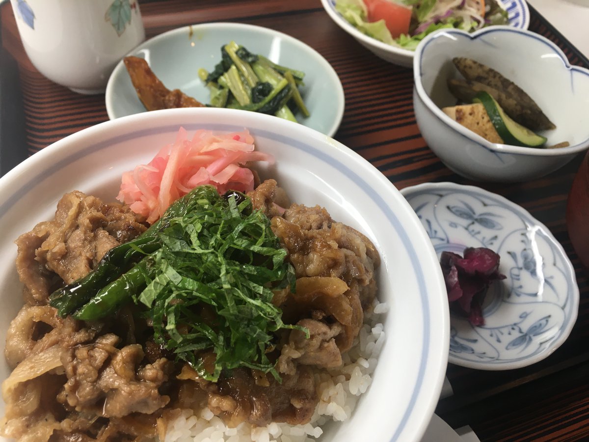 hotelastoria2's tweet photo. おはようございます🌥来週からはお盆（阿波踊り）が始まります！！当店はお盆中もランチ営業しております☺
＃日替わりランチ(980円）
・牛丼定食
・サーモンのグリル焼き
＃本日のデザート（350円）
・ミニコーヒゼリー＆バニラアイス
＃食後のドリンク（200円）

＃アストリア　＃徳島市ランチ https://t.co/8i0hsH9g4R