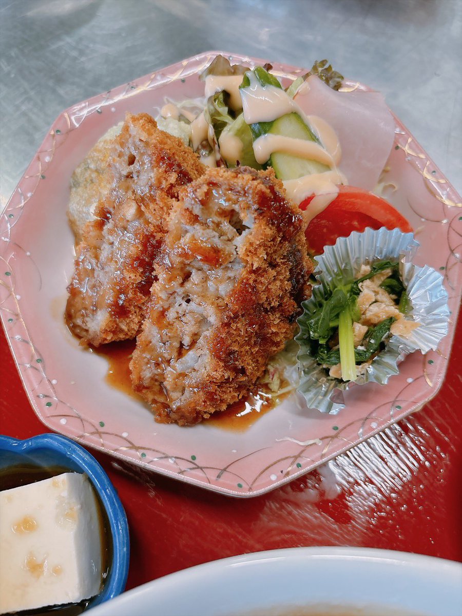 oomoriseimen's tweet photo. いつもありがとうございます😊
８／６(金)本日のラー定おかず券は、メンチカツになります☺️
本日も宜しくお願いします。

※ラー定おかず券は、併せてラーメンとの購入が必要となります。また用意した数量に達すると予告なくおかずを変更致します。 https://t.co/sWfqaKsYxn