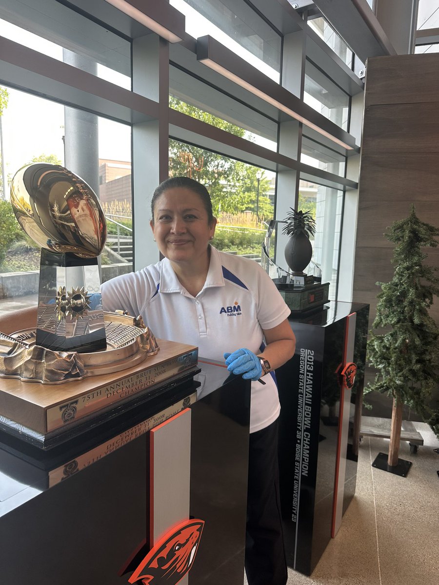 AngieMachado1's tweet photo. Today I had the pleasure of meeting Miss Marie, who keeps the VFC sparkling. Coach Shephard mentioned her yesterday during his press availability. She’s been at OSU for 22 years, taking total pride in working alongside @BeaverFootball #GoBeavs https://t.co/dRFEF8uQmc