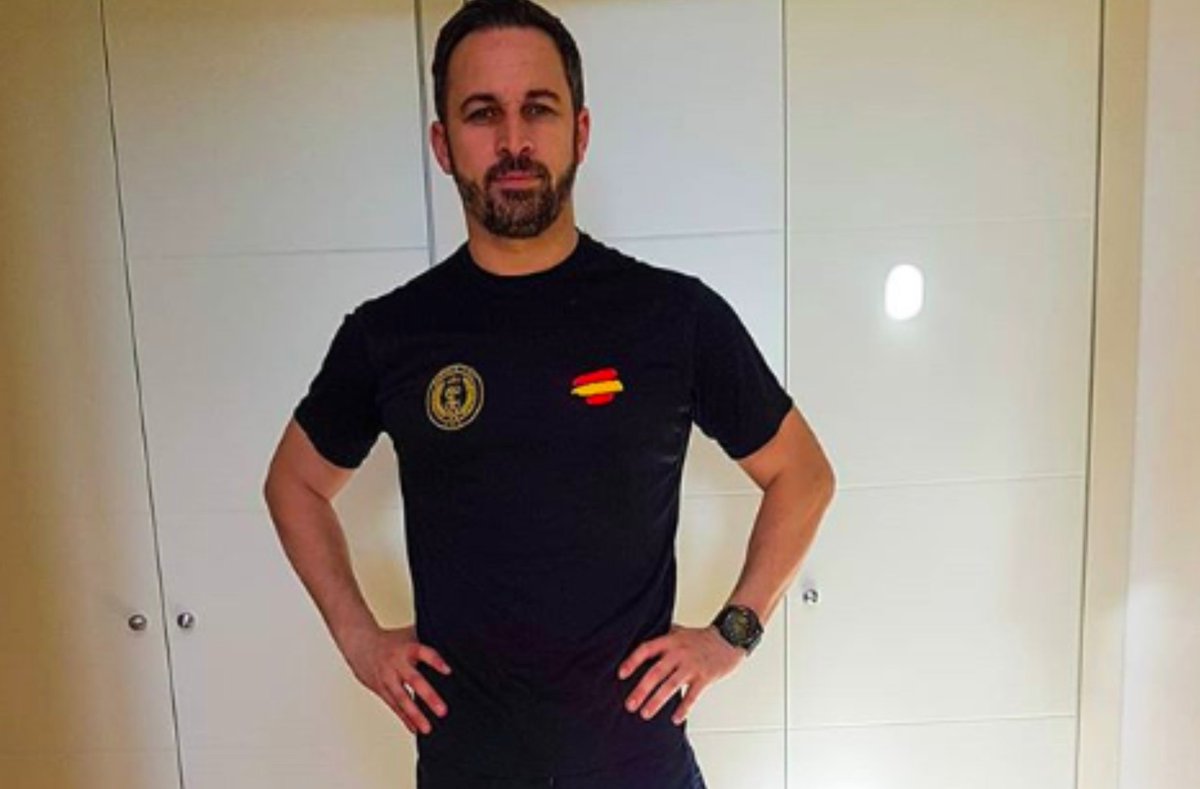ElMiticoBarbas's tweet photo. El patriotita q performa españolidad con disfraces como si fuese Mortadelo no es más q un hijo del PP un poco menos pudoroso que el resto al que IsraHel está dopando de dinero para derrocar a un Gobierno q le molesta.
( OJALÁ MOLESTÁSEMOS EN SERIO 🥲)

A Santi España se la suda. https://t.co/wHPSwvQDlq