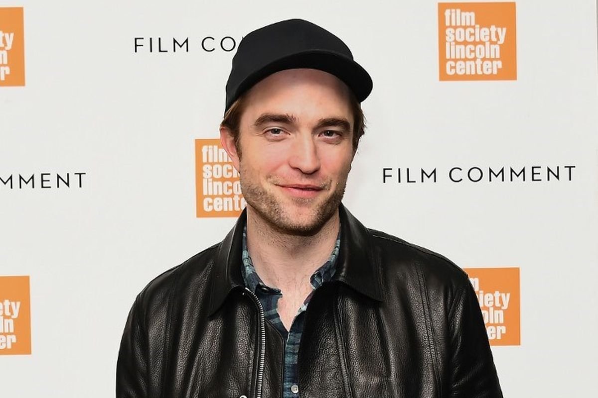 rkmndsfilm's tweet photo. Selama jeda antara The Batman (2022) dan The Batman Part II (2027), Robert Pattinson gapernah bener bener  istirahat. 🎬

Film yang ia bintangi di antaranya:

1. The Boy and the Heron (2023) (voice role)
2. Mickey 17 (2025)
3. Die, My Love (2025)
4. The Drama (2026)
5. The Odyssey (2026)
6. Primetime (2026)
7. Here Comes the Flood (2026)
8. Dune: Part Three (2026)

Total: 8 proyek film di antara dua film Batman. 

Menurut kalian, film terbaik Robert Pattinson sejauh ini apa gesss?