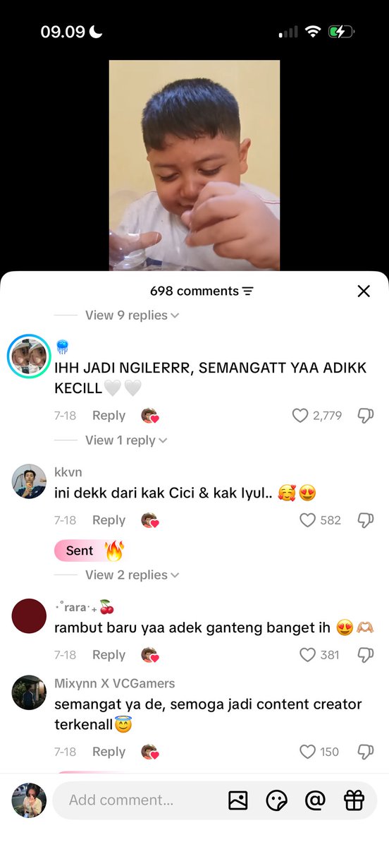 picoIaser's tweet photo. lewat di fyp ada anak kecil yang ngerekam kesehariannya makan apa. nasi goreng, jelly telur, crepes, telur gulung, donat, zuppa sup, sayur bayem, topoki

awal mulanya dia bikin video karena ekonomi keluarganya lagi susah dan alhamdulillah beberapa videonya naik. he is so pure. alvin lucu gemes sekaliiiiiii 🥺🤍 

keinget waktu kecil aku suka banget review makanan juga ala pak bondan, mungkin kalau aku sekecil dia i would do the same!!! record terus posting ke tt 😭