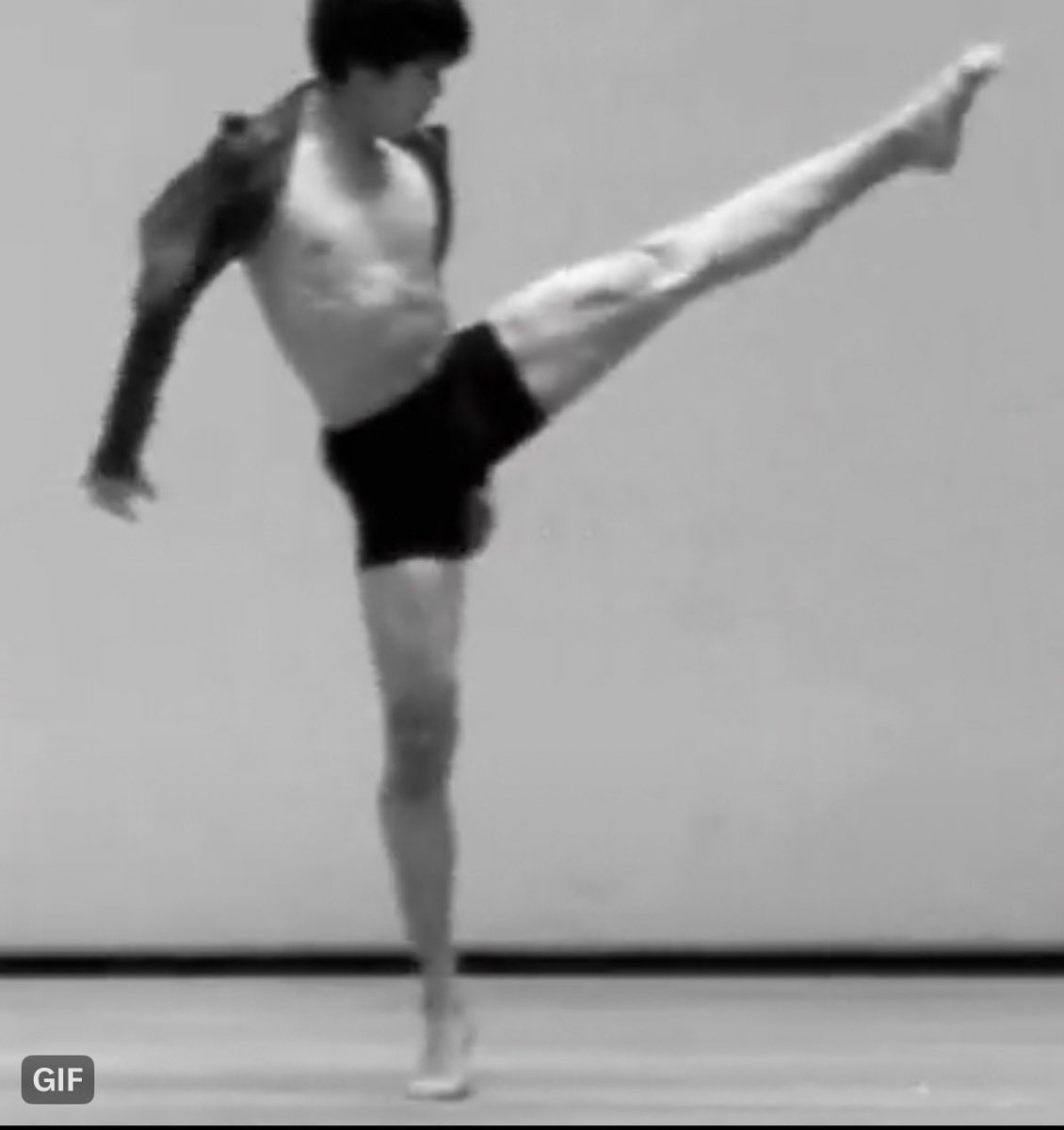 heartz2108's tweet photo. Jimin had it eversince. He mentioned it before.. contemporary dancing made his body more defined. https://t.co/o0bfQtl78Z