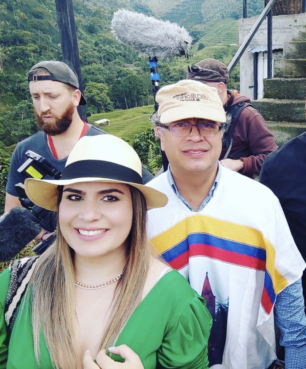 MissPoirot07's tweet photo. Menos mal no me morí sin ver a un Presidente que luchó por la justicia social de mi país. Gracias por hacer parte de su gobierno a la comunicación alternativa, gracias por darnos esperanzas de creer que Colombia merecía un mejor rumbo. Se que volveremos y será hermoso. No estoy llorando 😢 solo se me metió un #GraciasPresidentePetro en los ojos. @petrogustavo ❤️‍🔥🫰🏻