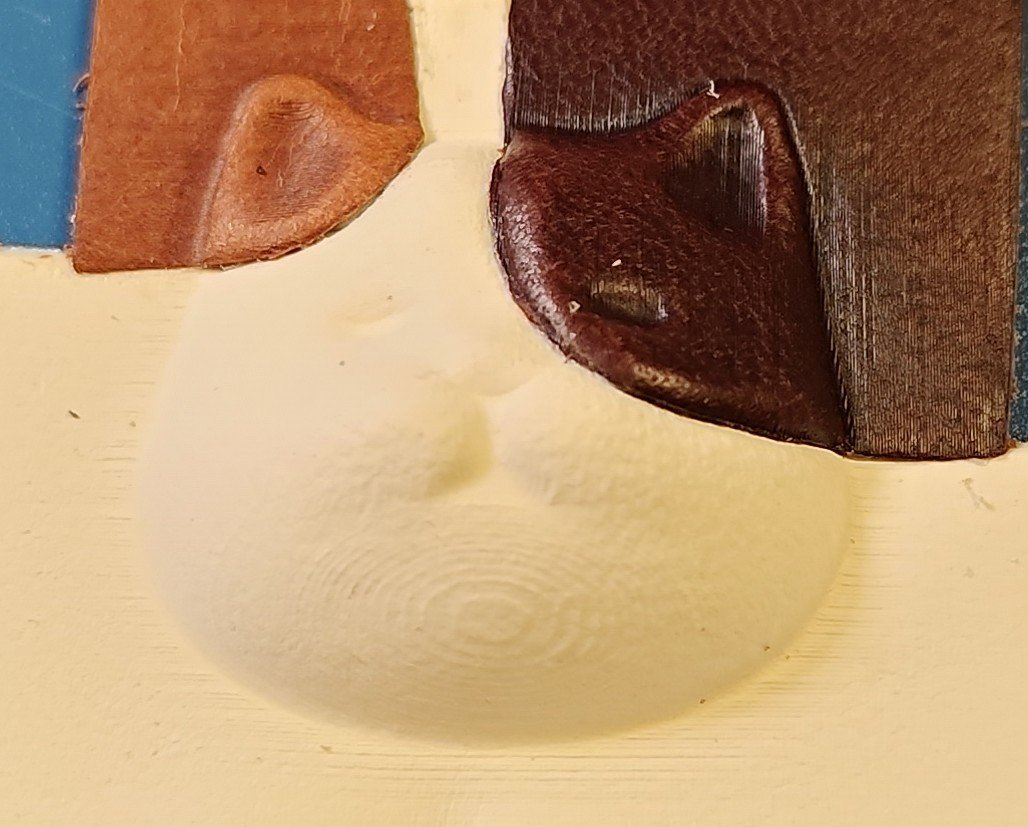 Pyon_Leather's tweet photo. 革で作る普通の三毛猫。

今回、合成タンニンの白革でウェットフォーミングできるというので試してみたら伸びやすくて扱いやすかった。

毛穴が広がってボツボツした感じになりやすいけど猫だとモフモフ感がでてむしろいい。 https://t.co/nBTYqYrQ7v