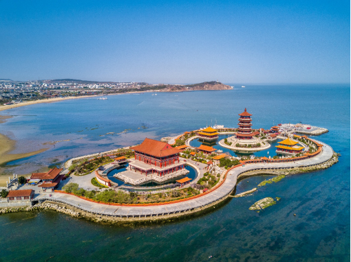 HubaVision's tweet photo. 看完《八仙！》，来这里“沉浸式当神仙”！
最近，动画电影《八仙！》热映
影片中青绿山水间的蓬莱仙境
让无数观众心驰神��
而真实的蓬莱
比电影里还要“仙” https://t.co/h9XxCXnt0X