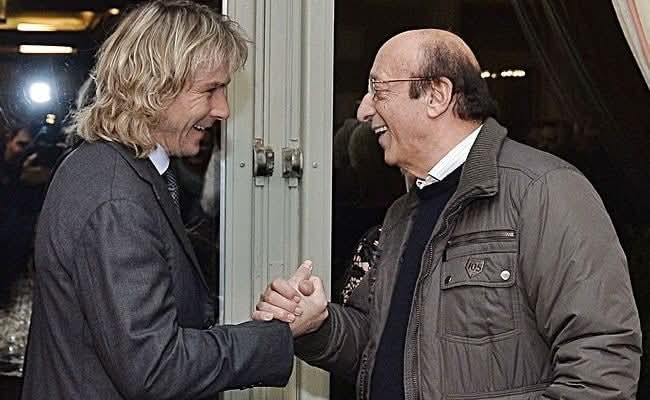 AhmadFaisal_12_'s tweet photo. Seperti Deco yang diam-diam beraksi. Luciano Moggi juga pernah, diam-diam kirim jet pribadi.

Juventus dapat uang banyak hasil penjualan Zinedine Zidane ke Real Madrid. Tapi Juve dibawah tekanan karena belum dapet pengganti.

Kebetulan Pavel Nedved juga lagi bagus-bagusnya di Lazio.

Moggi berpikir keras gimana caranya biar Nedved mau gabung Juve, karena sudah 100% fans Lazio gak terima kalau Roket Ceko mereka pergi.

Akhirnya Moggi ngirim jet pribadi ke Praha, cuma dibilang "naik aja, ke Turin aja liat-liat aja dulu kaka"

Nedved setuju, masuklah ia. Sesaat setelah pesawatnya terbang, Moggi info ke jurnalis:

"gusy, i spill dikit nih yeee, Nedved mau datang ke Turin, kalian siap siap deh yee di bandara"

Bener aja, Nedved kaget, kok banyak pasukan berkamera di Bandara, berita keluar, Laziale mengamuk.

And the rest is history 😊