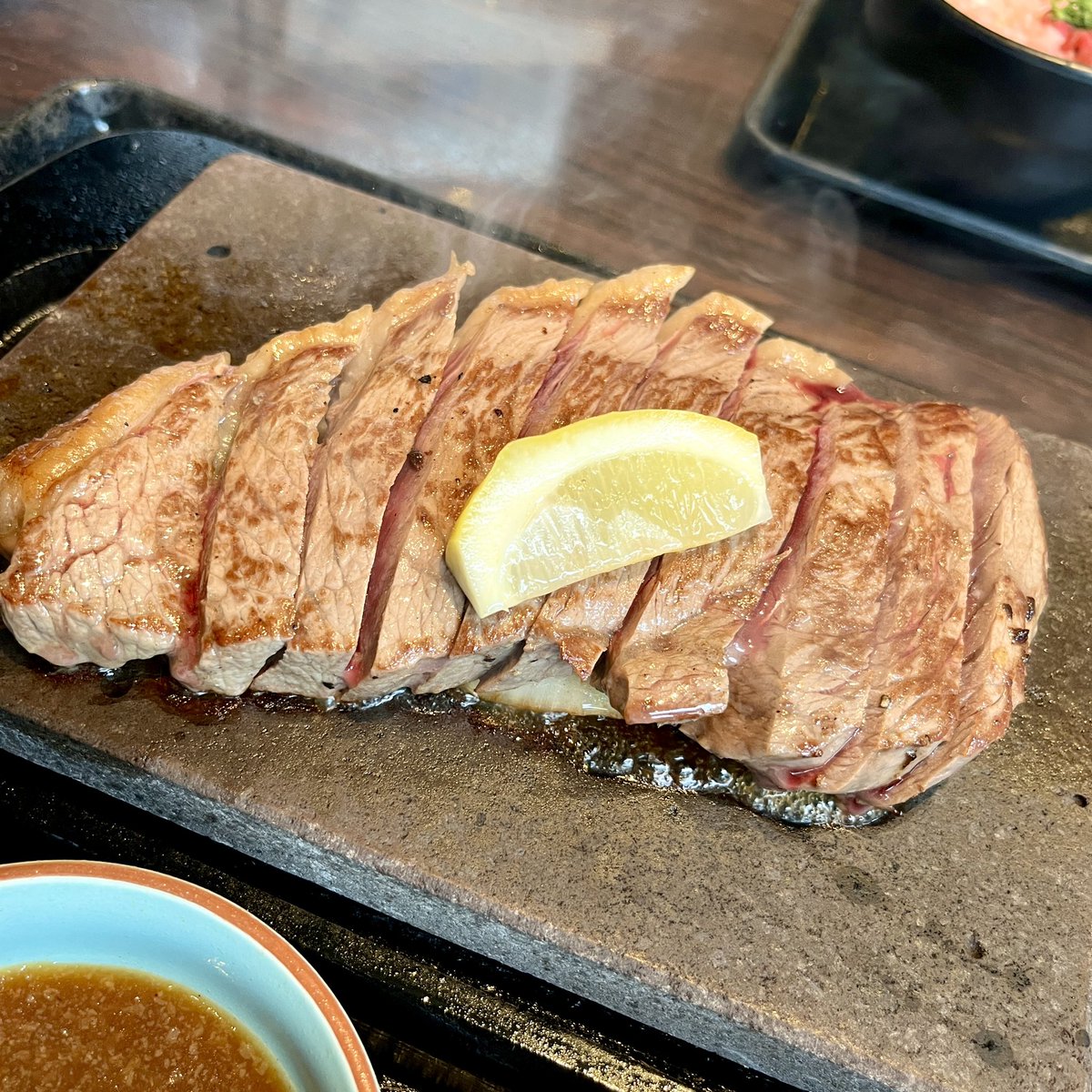 ren_jiyu2's tweet photo. 宮城県富谷市の「石焼ステーキ 贅」へ🥩🔥

塩だれイチボステーキ300gは赤身の旨みたっぷりで食べ応え抜群！
希少部位カイノミステーキ150gはジューシーでやわらかく、一口ごとに肉の旨みが広がる🤤

最後まで熱々で楽しめる石焼ステーキ、おすすめです！

#石焼ステーキ贅 #富谷グルメ #宮城グルメ https://t.co/47izm4GZr9