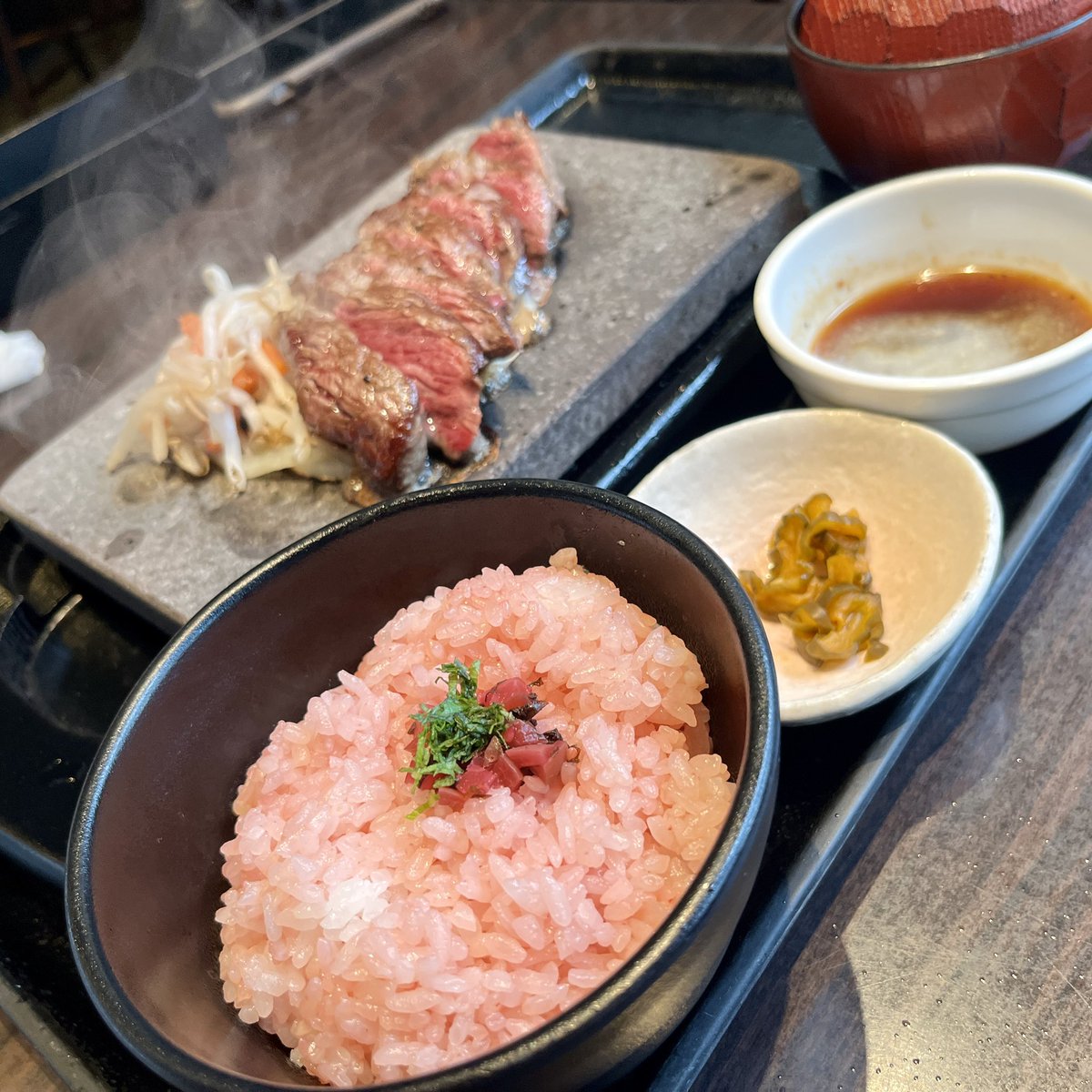 ren_jiyu2's tweet photo. 宮城県富谷市の「石焼ステーキ 贅」へ🥩🔥

塩だれイチボステーキ300gは赤身の旨みたっぷりで食べ応え抜群！
希少部位カイノミステーキ150gはジューシーでやわらかく、一口ごとに肉の旨みが広がる🤤

最後まで熱々で楽しめる石焼ステーキ、おすすめです！

#石焼ステーキ贅 #富谷グルメ #宮城グルメ https://t.co/47izm4GZr9