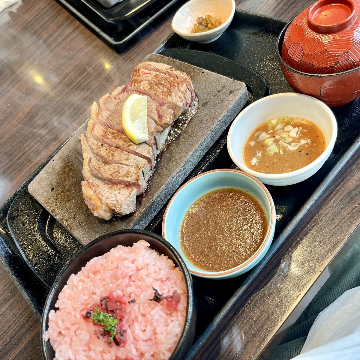 ren_jiyu2's tweet photo. 宮城県富谷市の「石焼ステーキ 贅」へ🥩🔥

塩だれイチボステーキ300gは赤身の旨みたっぷりで食べ応え抜群！
希少部位カイノミステーキ150gはジューシーでやわらかく、一口ごとに肉の旨みが広がる🤤

最後まで熱々で楽しめる石焼ステーキ、おすすめです！

#石焼ステーキ贅 #富谷グルメ #宮城グルメ https://t.co/47izm4GZr9