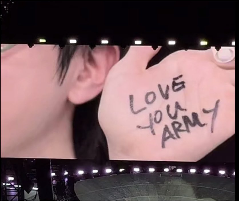 btschartsxdaily's tweet photo. OMG JIN 🥹🥹

LOVE YOU ARMY 💜

#BTS_WORLDTOUR_ARIRANG_FOXBOROUGH https://t.co/6tlNt7aNcT